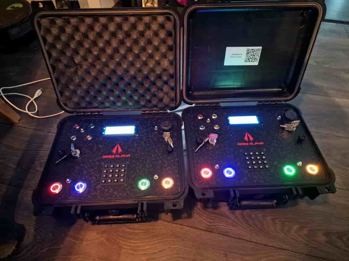 Two breefcases with prop defusable and capturable box